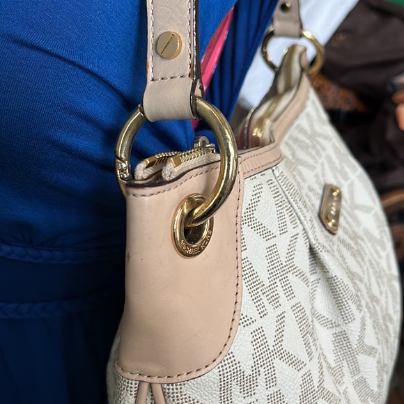 Michael Kors   Nearly new   Tan & Cream signature MK Logo print     shoulder bag - Picture 4 of 11